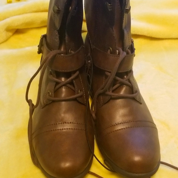 Brown leather boots - Picture 2 of 4